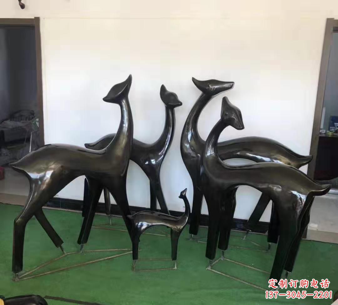 沧州玻璃钢仿铜鹿雕塑完美点缀庭院景观