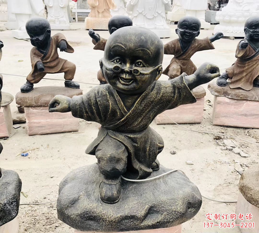 沧州玻璃钢仿铜小和尚雕塑传承佛教文化