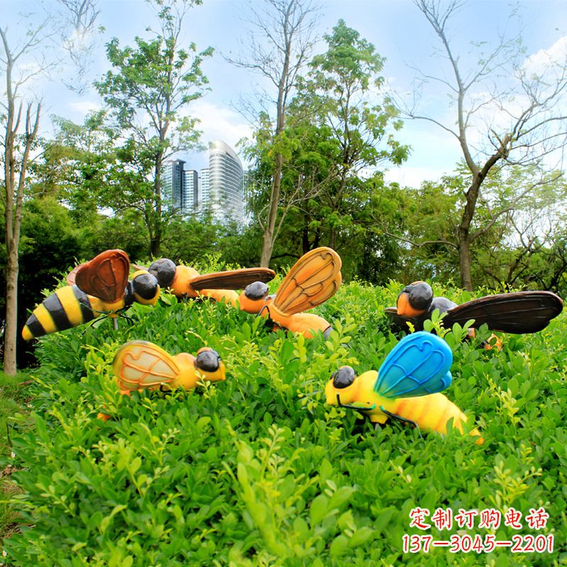 沧州公园草丛中的蜜蜂雕塑