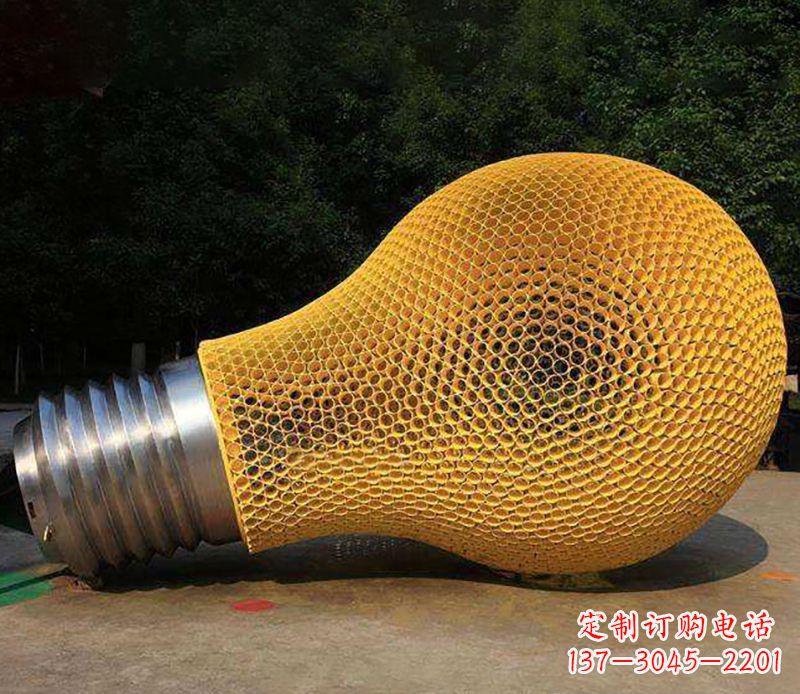 沧州不锈钢灯泡雕塑灯光下的美丽