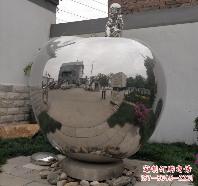 沧州不锈钢金色苹果雕塑古典与现代的结合