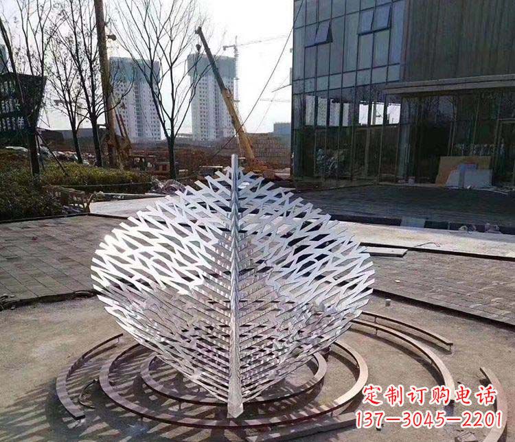 沧州不锈钢镂空树叶雕塑精美雕刻的艺术