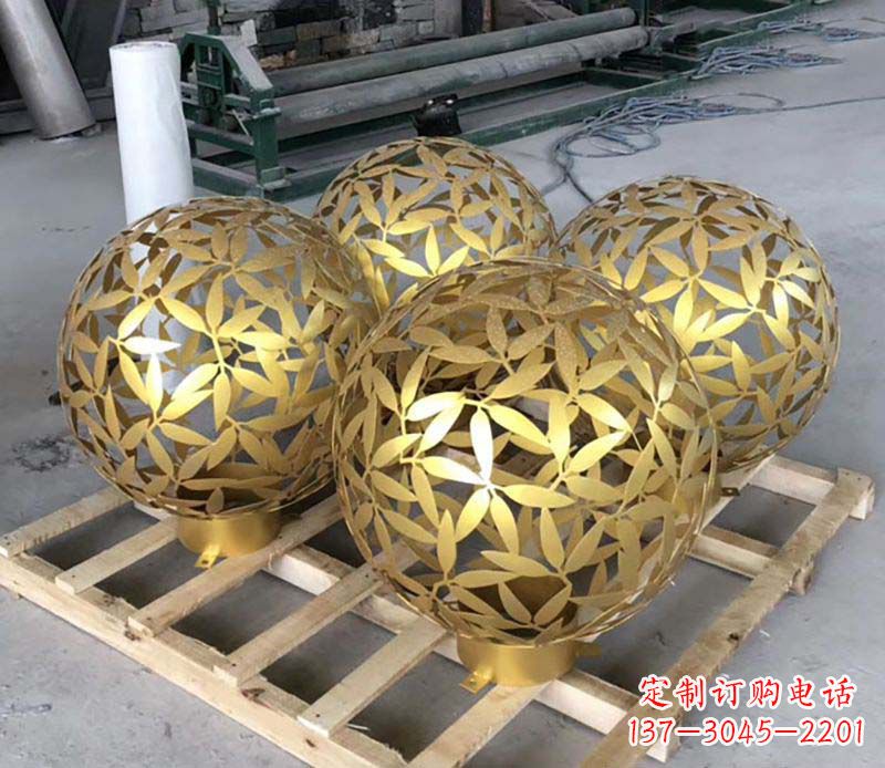沧州不锈钢树叶镂空球的美妙景观