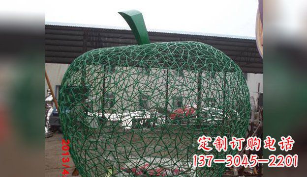 沧州不锈钢网制作的苹果雕塑——精致且耐久