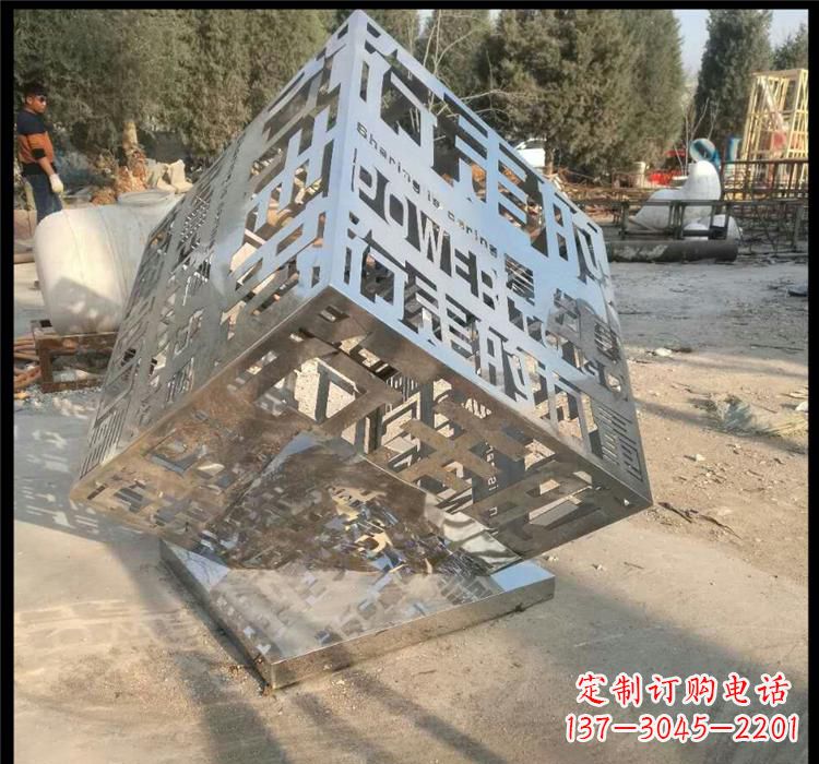 沧州不锈钢艺术镂空魔方雕塑给空间带来新的灵感