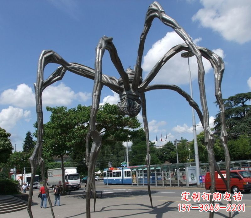 沧州蜘蛛侠雕塑点缀不锈钢的景观