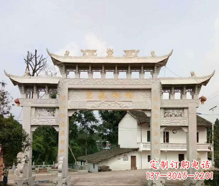 沧州村口三门石雕牌楼精美的雕塑杰作
