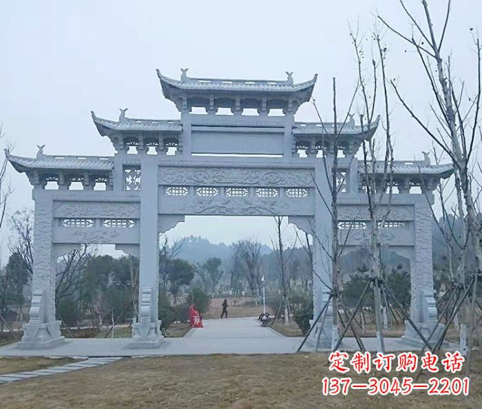 沧州村口三门石雕牌楼古朴华丽