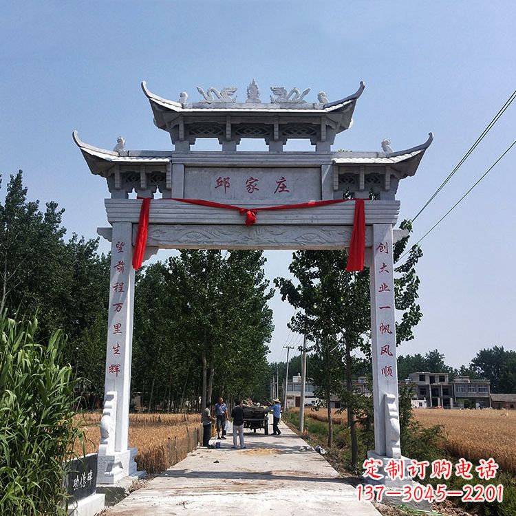 沧州古村落中的石牌坊雕塑