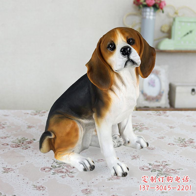 沧州蹲姿仿真比格犬树脂工艺品,别墅家居装饰玻璃钢小狗雕塑