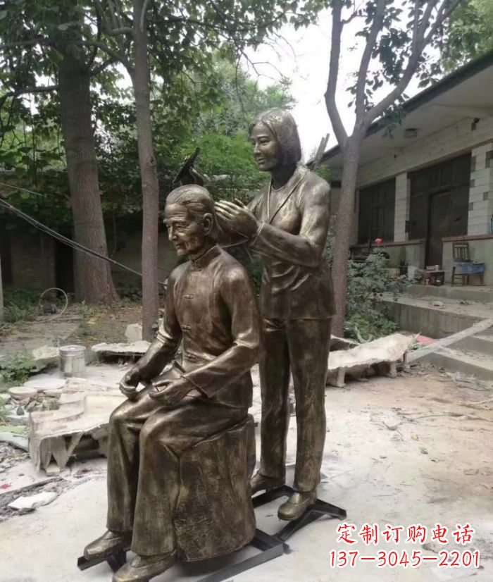 沧州纪念母亲的传统铜雕梳头人物