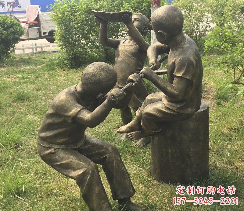 沧州公园玩水的儿童铜雕