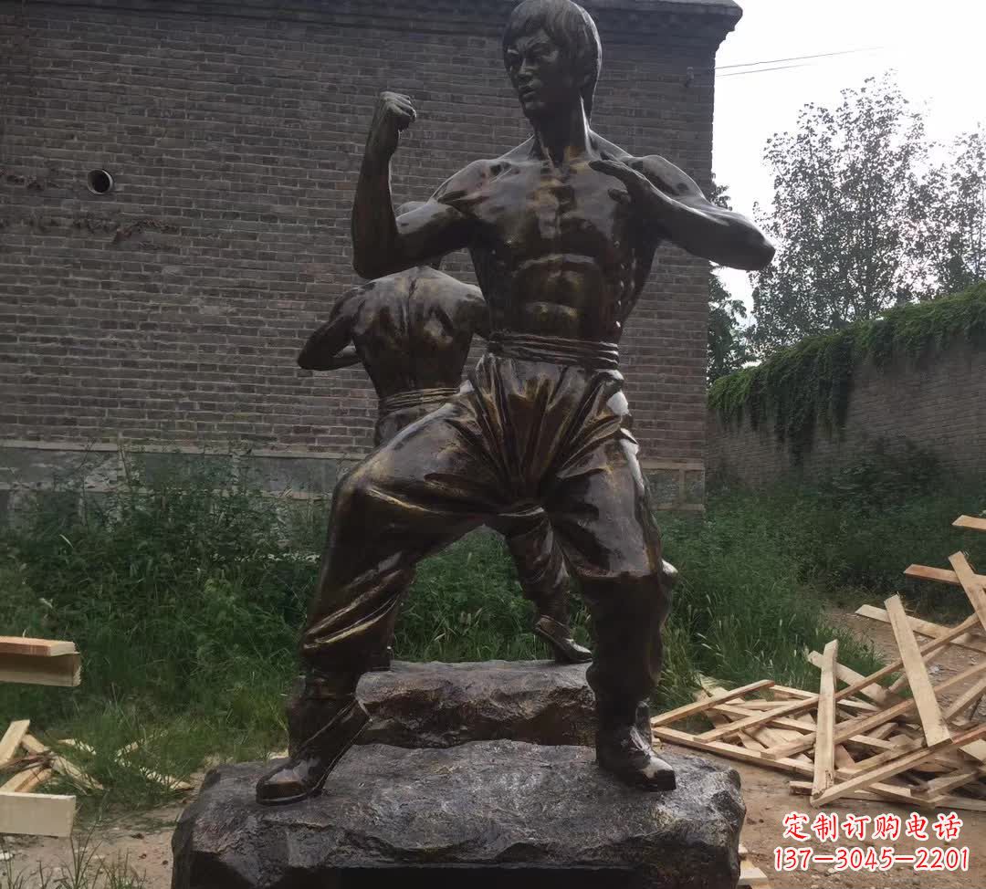 沧州令人叹为观止的李小龙铜雕