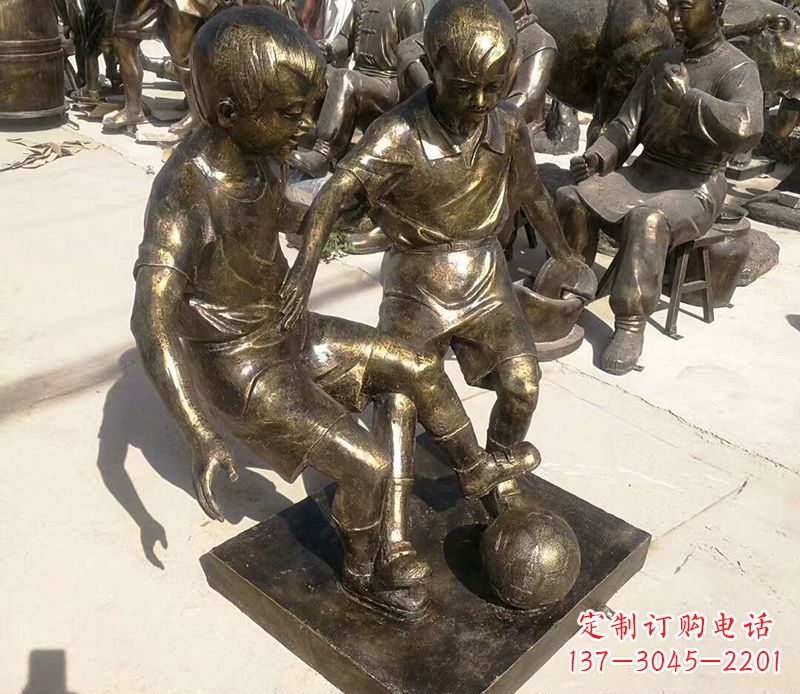 沧州踢足球的儿童铜雕
