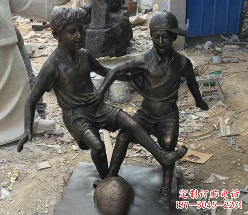 沧州踢足球公园人物铜雕