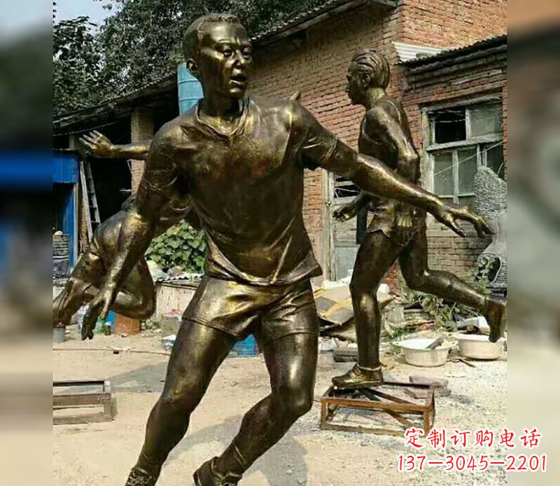 沧州踢足球广场人物铜雕