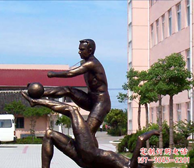 沧州踢足球人物广场小品铜雕