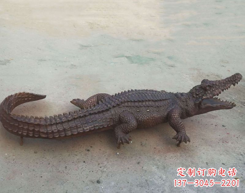 沧州铜雕鳄鱼,铸铜园林仿真动物雕塑