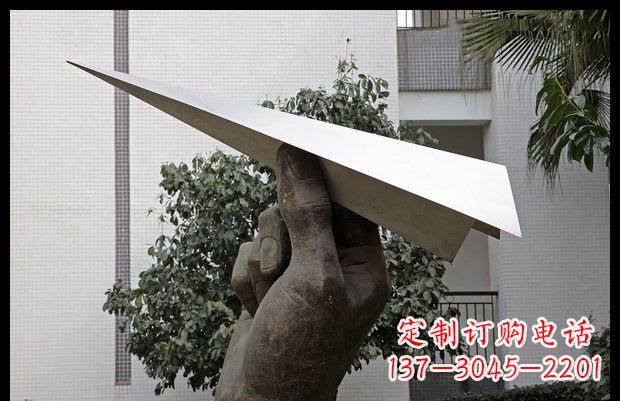 沧州小区不锈钢手拿纸飞机雕塑