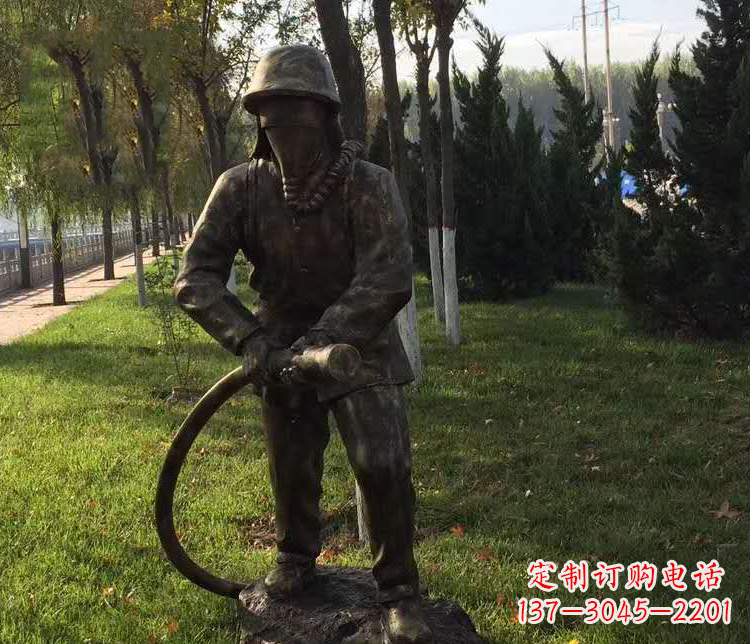 沧州公园灭火的消防员铜雕