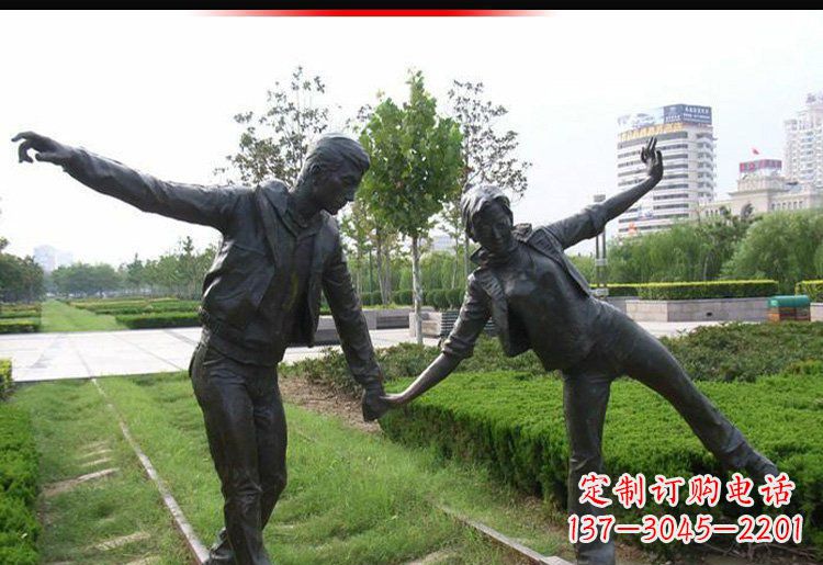 沧州走铁轨的情侣铜雕
